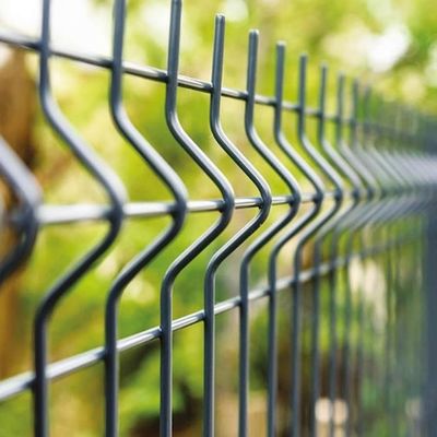 Anpassbarer 3,8 mm Drahtdurchmesser 50x100 mm Maschenweite Pfirsichpfosten 3D gebogener Zaun für Villa-Umfangsschutz