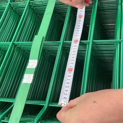 PVC-beschichtete 3D-kurvige geschweißte Drahtgitterzaun Umweltfreundlich 2m 2,5m Länge
