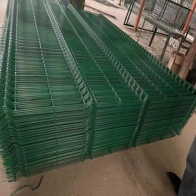 Umweltfreundliche 3D-Gekrümmten Zaun Schweißdrahtnetz Panel für Farm / Autobahn / Sport