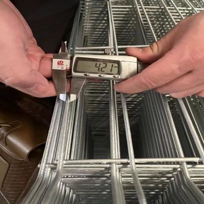 Schwerlast 3,5 mm Draht, warm getaucht, galvanisiert, PVC beschichtet, 3D geschwungener Zaun für die industrielle Sicherheit