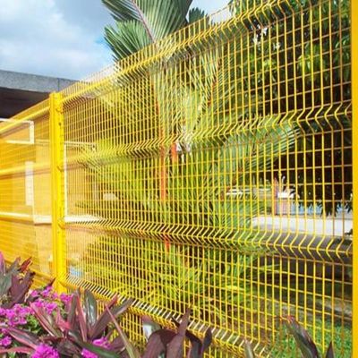 Schwerlastfähiger 4,0 mm Drahtdurchmesser heiß getaucht galvanisierter 3D-kurver Zaun mit 50×200 mm Gitter für den Industriepark